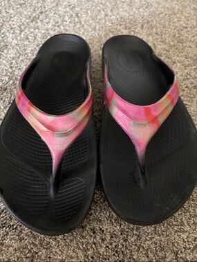 OOFOS Women's Black Footbed Sandals with Pink Multi-Color Straps